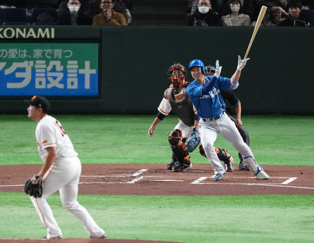 巨人対日本ハム　1回表日本ハム1死、右中間へ二塁打を放つ松本剛。投手菅野（撮影・横山健太）