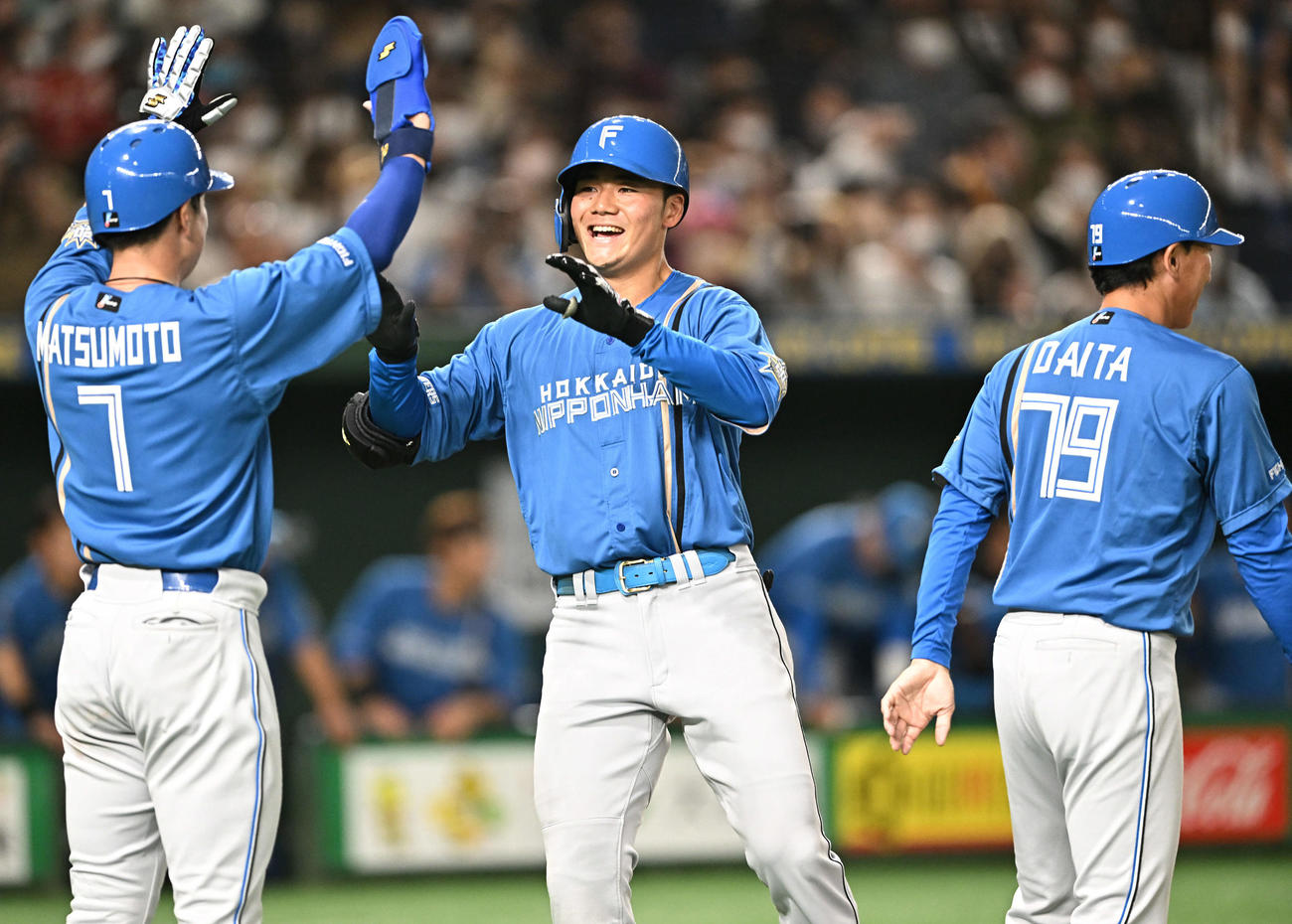 巨人対日本ハム　4回表日本ハム1死一塁、2点本塁打を放った清宮（中央）は松本剛（左）とタッチを交わす（撮影・滝沢徹郎）
