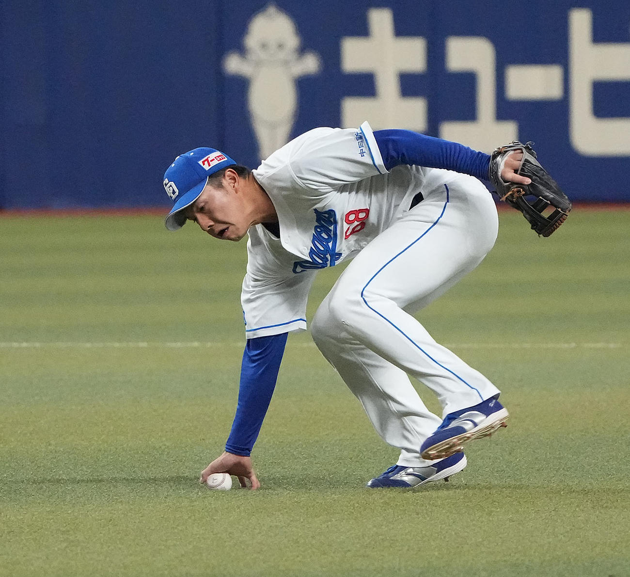 中日対楽天　8回表楽天1死一塁、勝野がはじいた打球を素手で捕球する福永（撮影・森本幸一）