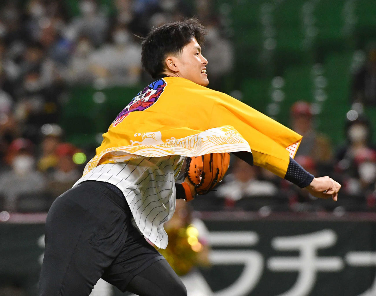 ソフトバンク対DeNA　セレモニアルピッチを務めた、西宮神社福男選びで今年の一番福の植本亮太さん（撮影・岩下翔太）