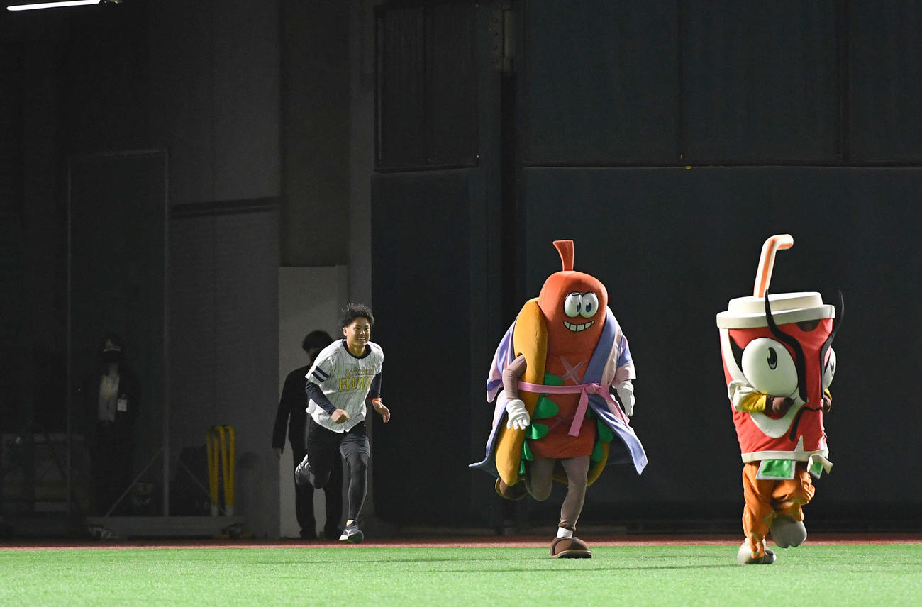 ソフトバンク対DeNA　西宮神社福男選びで今年の一番福となった植本亮太さんは、セレモニアルピッチのマウンドへセンターから駆け出す（撮影・岩下翔太）
