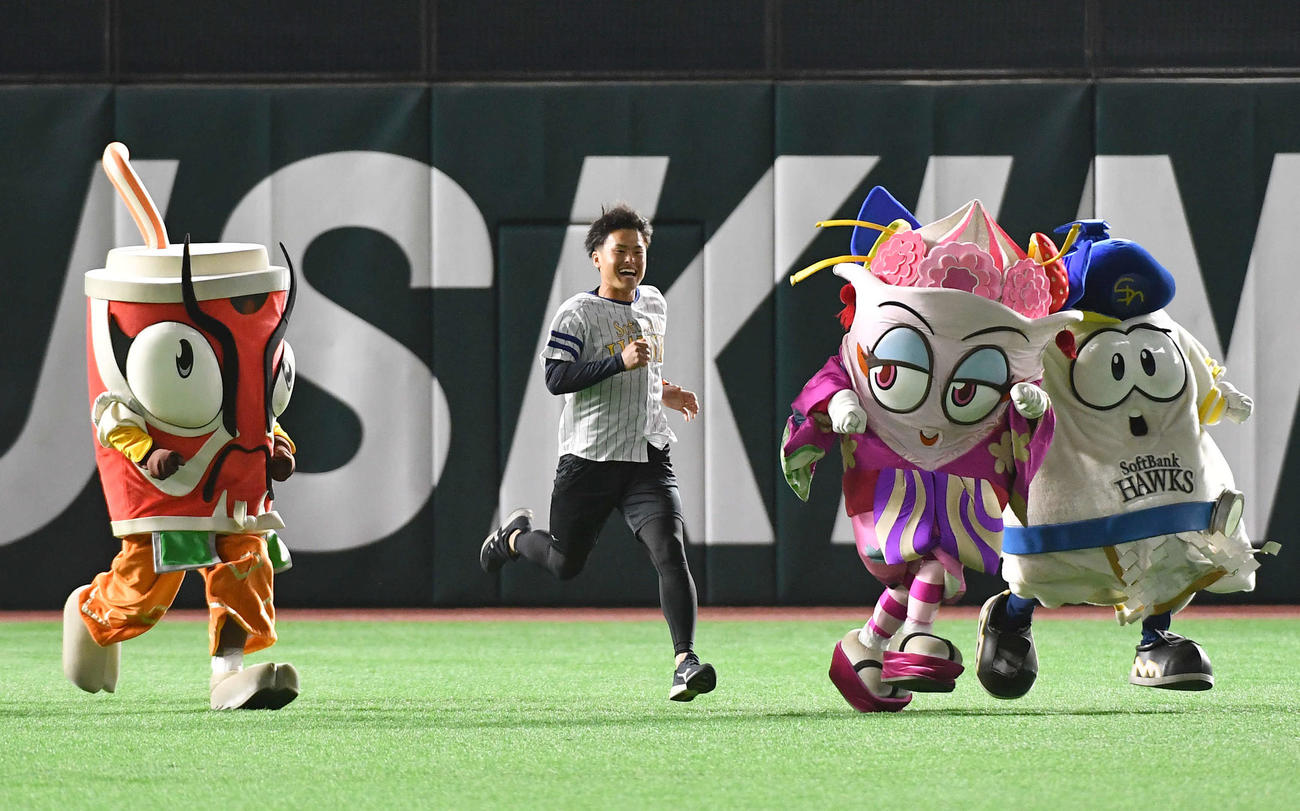 ソフトバンク対DeNA　西宮神社福男選びで今年の一番福となった植本亮太さんは、セレモニアルピッチのマウンドへセンターから駆け出す（撮影・岩下翔太）