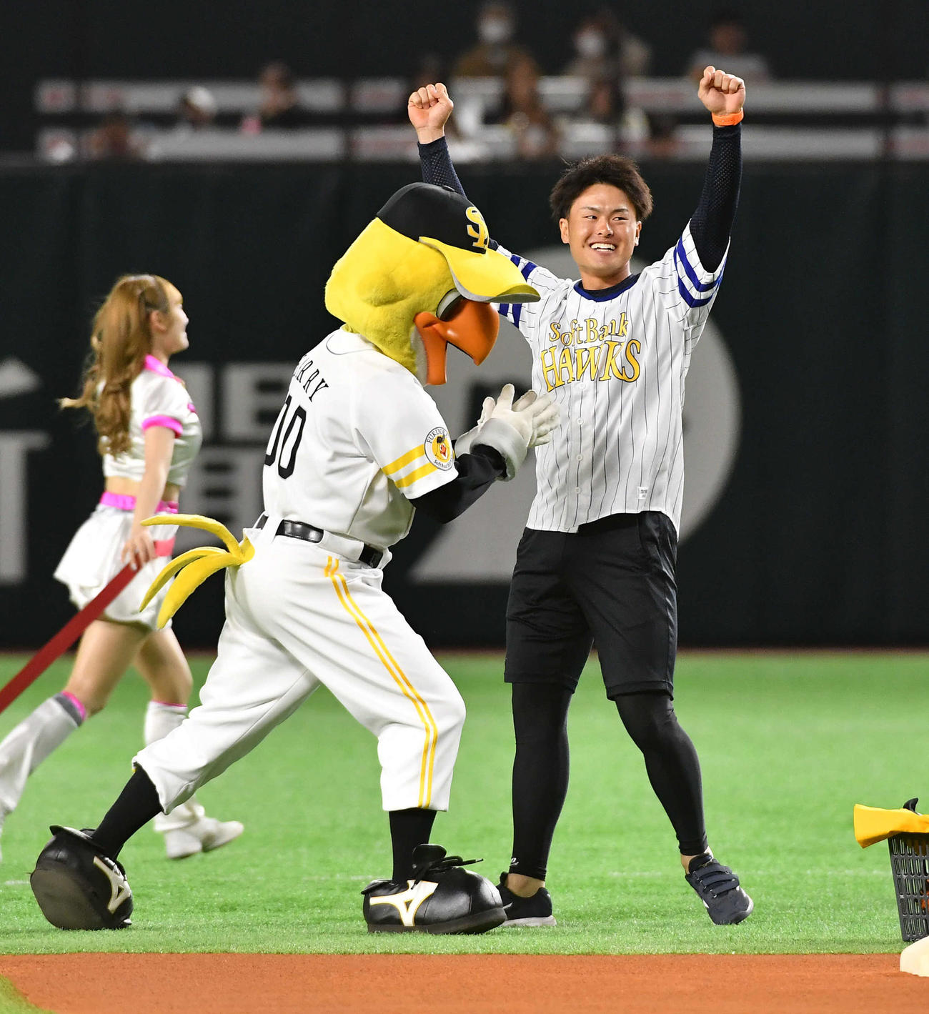ソフトバンク対DeNA　センターからセレモニアルピッチのマウンドへ激走し、1番でゴールした西宮神社福男選びで今年の一番福の植本亮太さんは笑顔でガッツポーズする（撮影・岩下翔太）