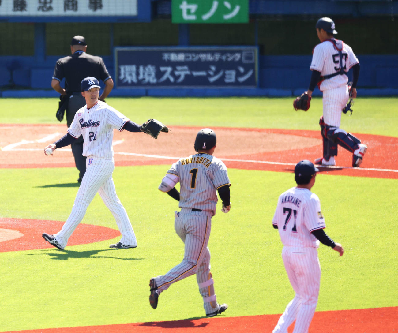 ヤクルト対阪神　1回表阪神無死二塁、森下を併殺に抑える吉村（撮影・河田真司）
