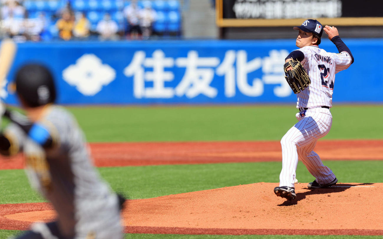 ヤクルト対阪神　力投するヤクルト先発の吉村。打者近本（撮影・浅見桂子）