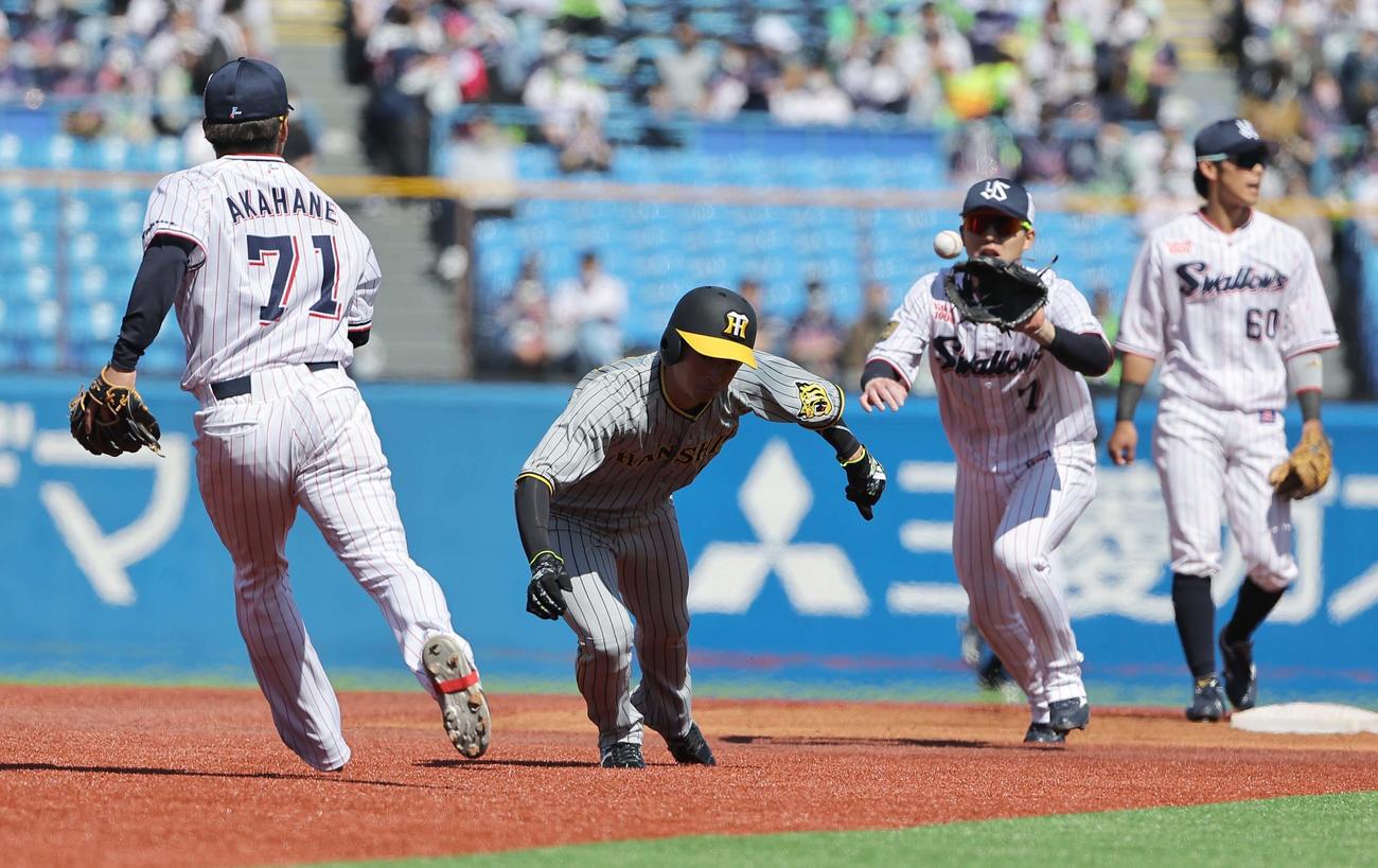 ヤクルト対阪神　1回表阪神無死二塁、近本は森下の投ゴロで二三塁間に挟まれ憤死する（撮影・上田博志）