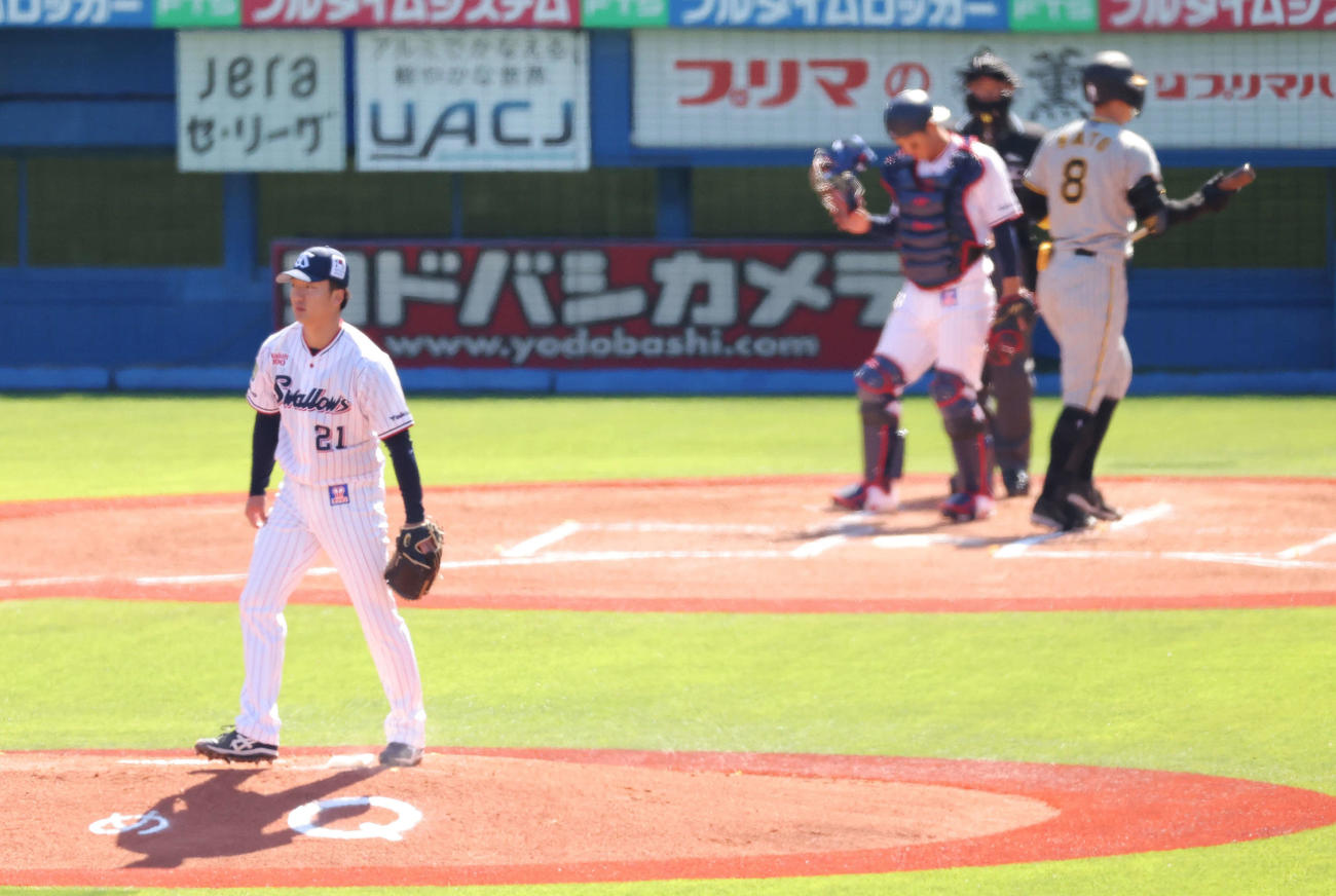 ヤクルト対阪神　2回表阪神無死、佐藤輝（後方右）を三振に抑える吉村（撮影・河田真司）
