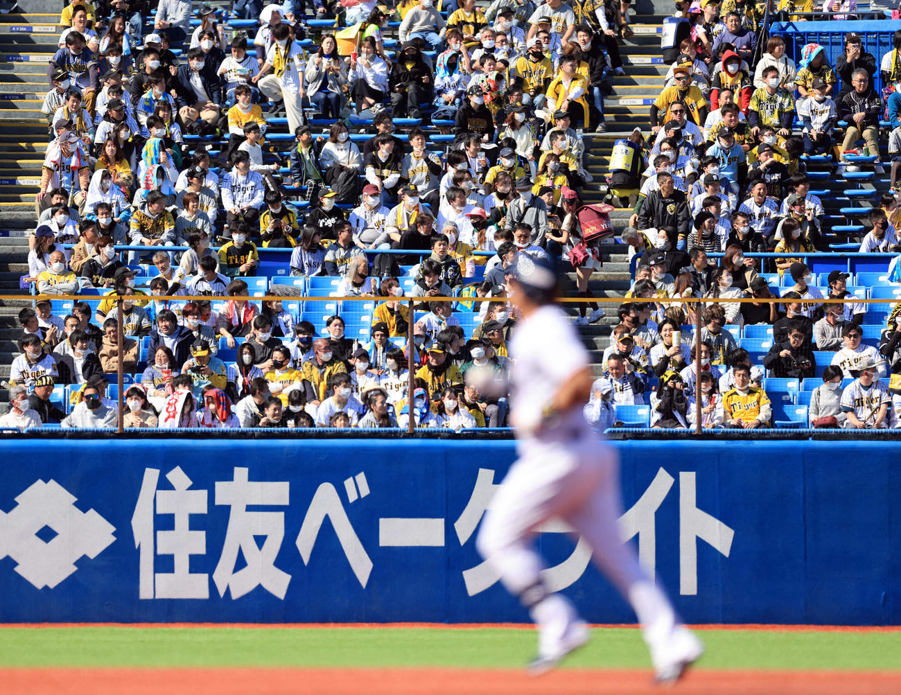 ヤクルト対阪神　4回裏ヤクルト無死二塁、オスナ（手前）が左越え2点本塁打を放ち、静まる阪神ファン（撮影・浅見桂子）