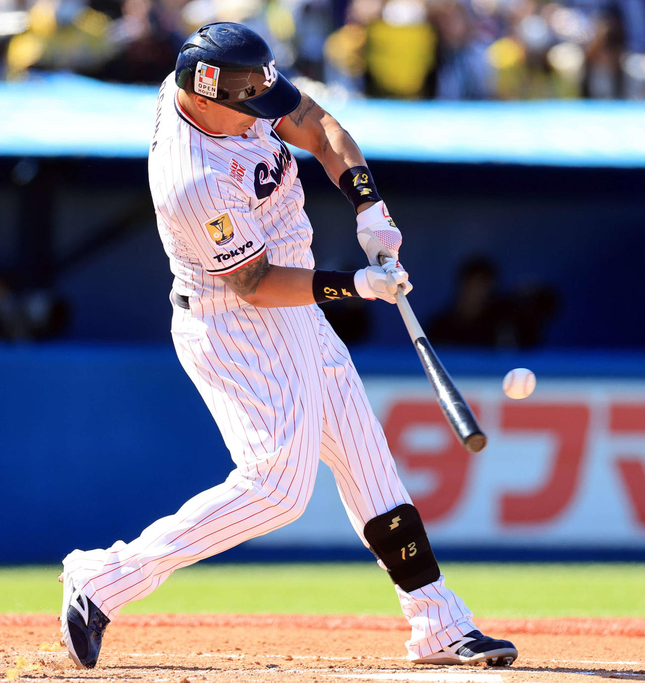 ヤクルト対阪神　4回裏ヤクルト無死二塁、オスナは左越え2点本塁打を放つ（撮影・浅見桂子）