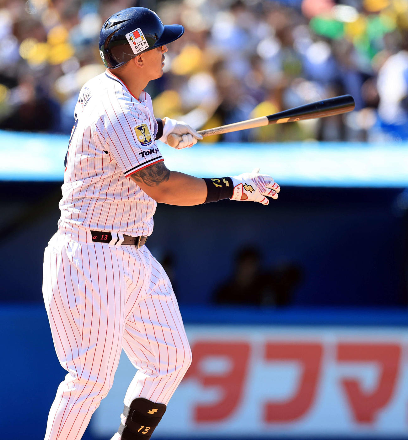 ヤクルト対阪神　4回裏ヤクルト無死二塁、オスナは左越え2点本塁打を放つ（撮影・浅見桂子）