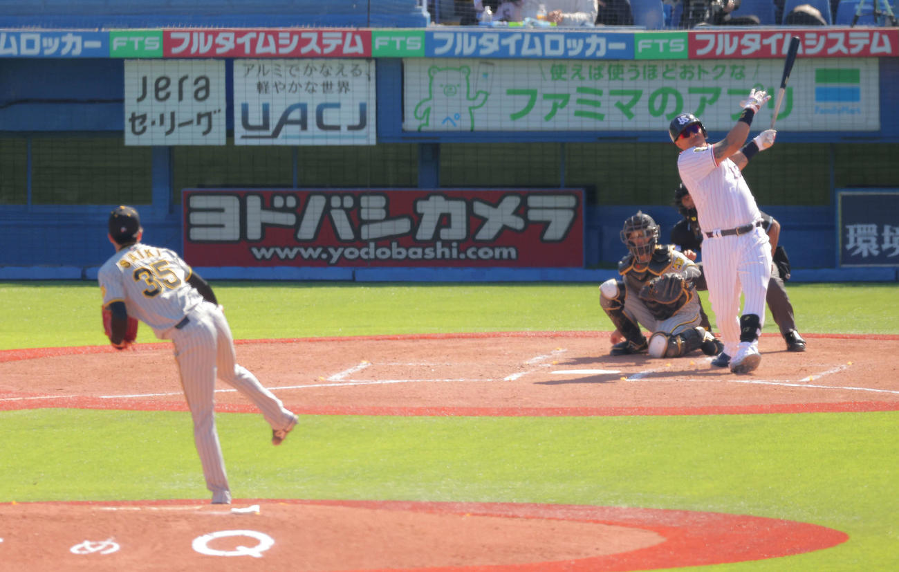 ヤクルト対阪神　4回裏ヤクルト無死二塁、左越え2点本塁打を放つオスナ。投手は才木（撮影・河田真司）