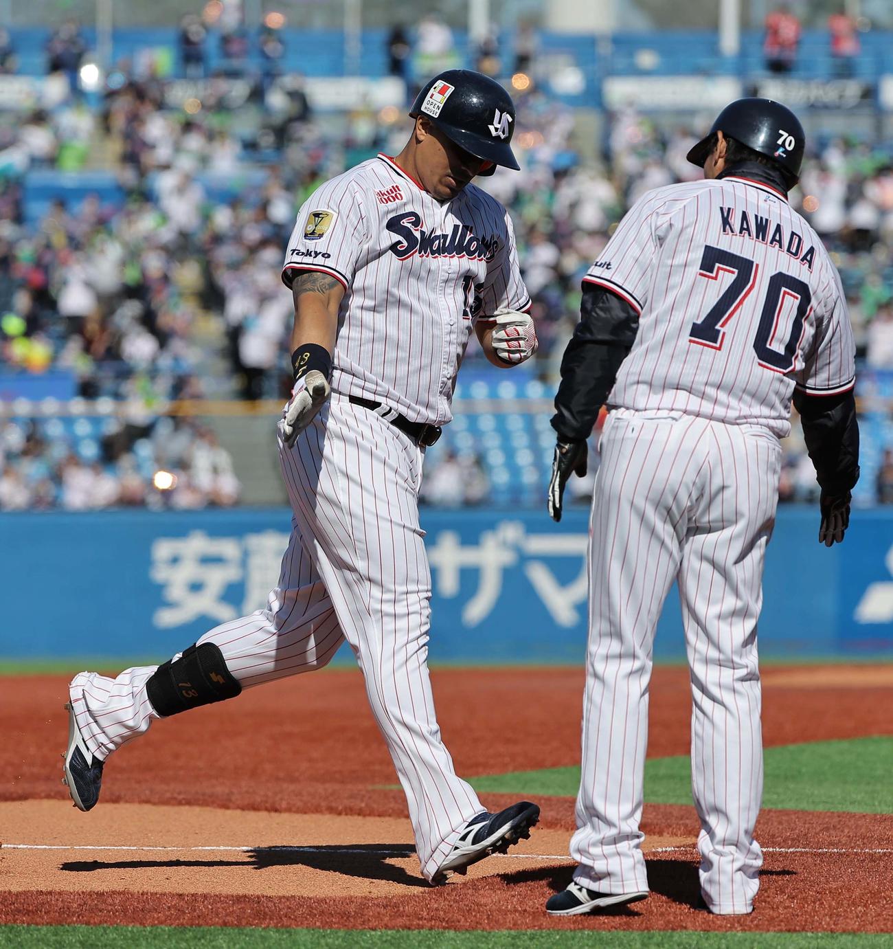 ヤクルト対阪神　4回裏ヤクルト無死二塁、オスナは左越え2点本塁打を放つ（撮影・上田博志）