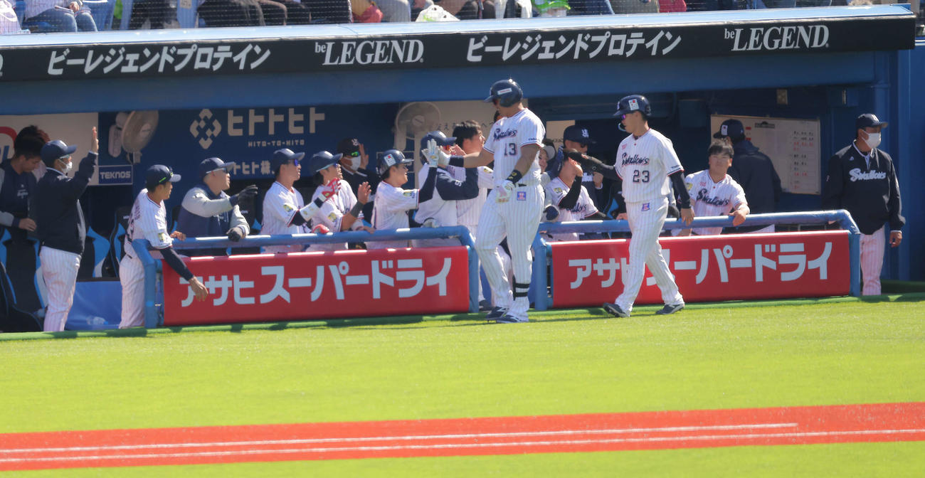 ヤクルト対阪神　4回裏ヤクルト無死二塁、左越え2点本塁打で生還するオスナ（手前左）と青木を迎えるベンチナイン（撮影・河田真司）