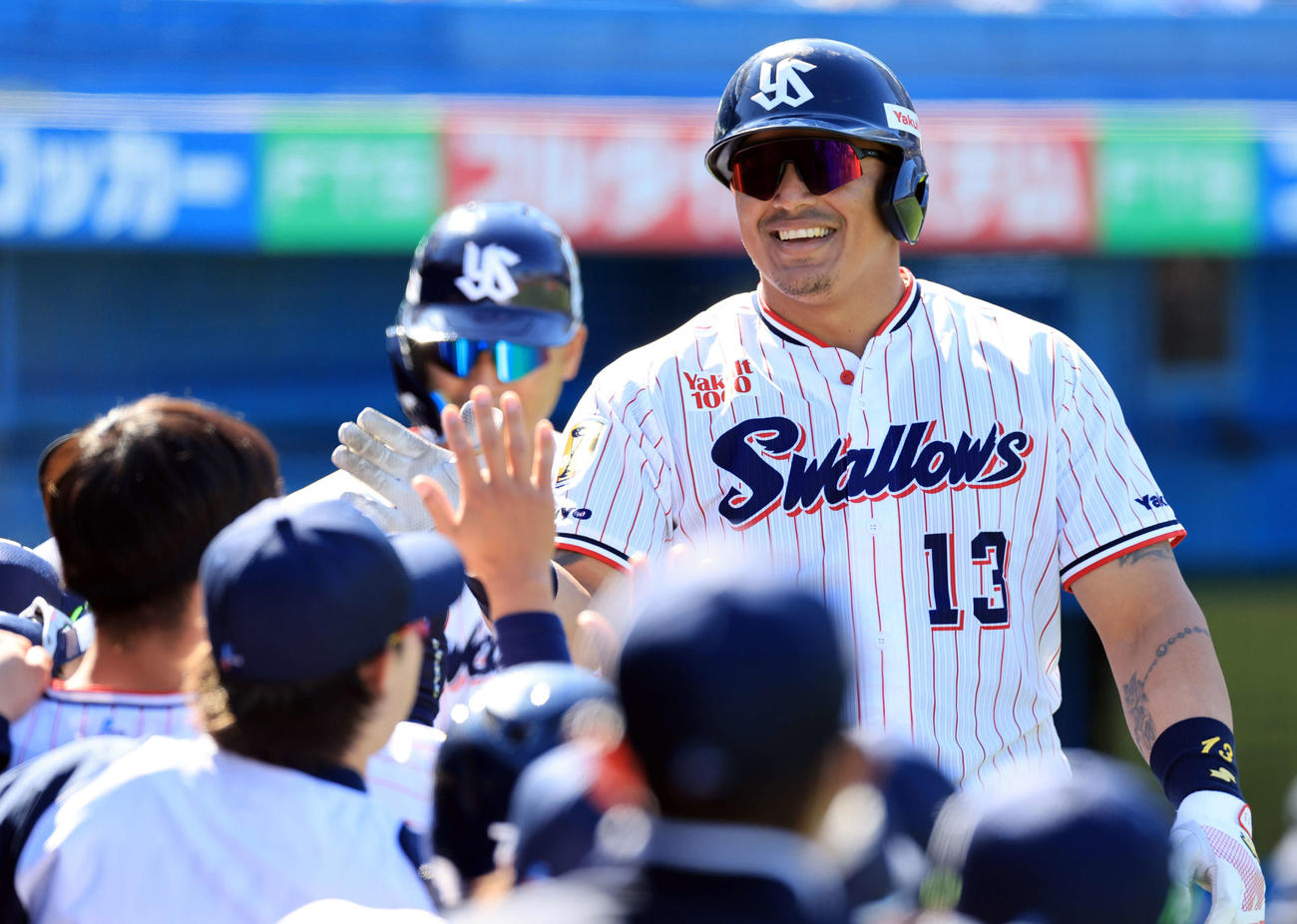 ヤクルト対阪神　4回裏ヤクルト無死二塁、オスナは左越え2点本塁打を放ち、笑顔でナインとハイタッチ（撮影・浅見桂子）