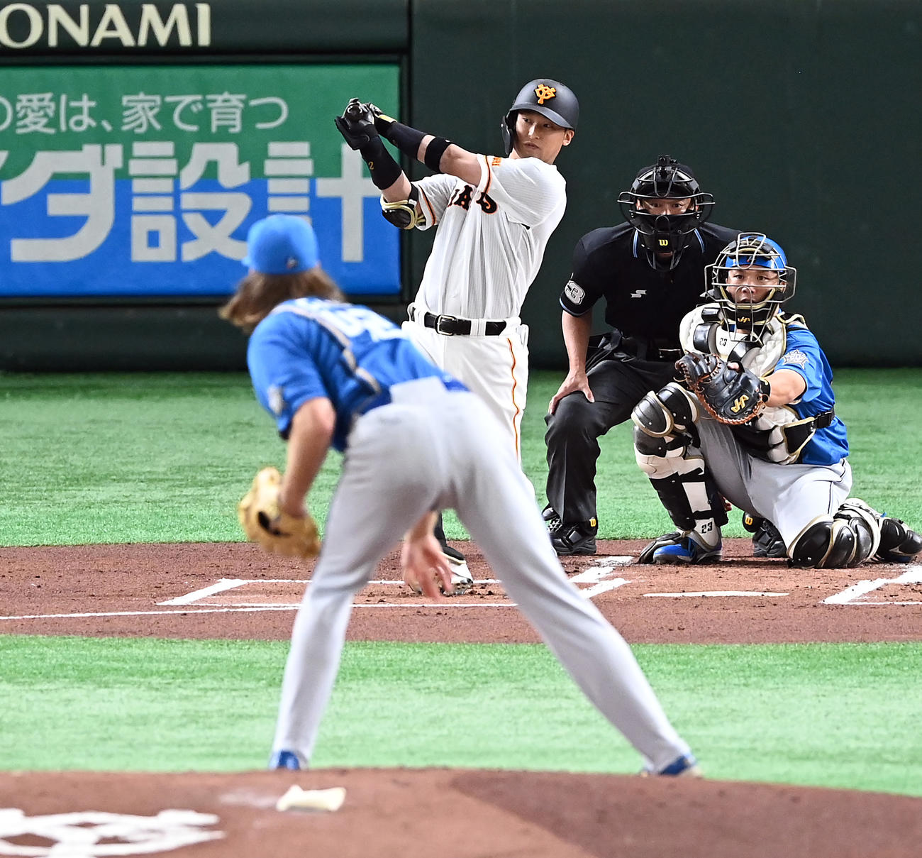 巨人対日本ハム　1回裏巨人1死。右前に二塁打を放つ吉川。投手ガント（撮影・たえ見朱実）