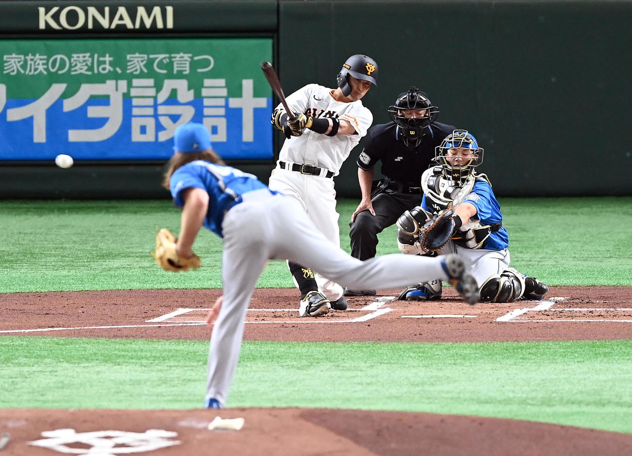 巨人対日本ハム　1回裏巨人1死。右前に二塁打を放つ吉川。投手ガント（撮影・たえ見朱実）