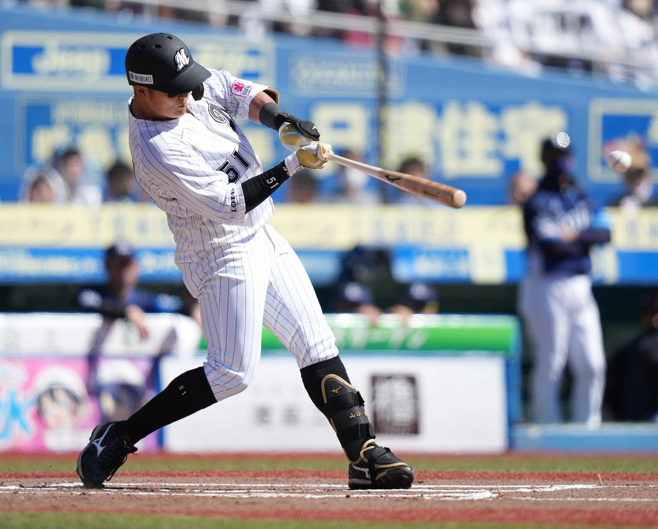 ロッテ対西武　1回裏ロッテ2死二塁、先制の左前適時打を放つ山口（撮影・鈴木みどり）