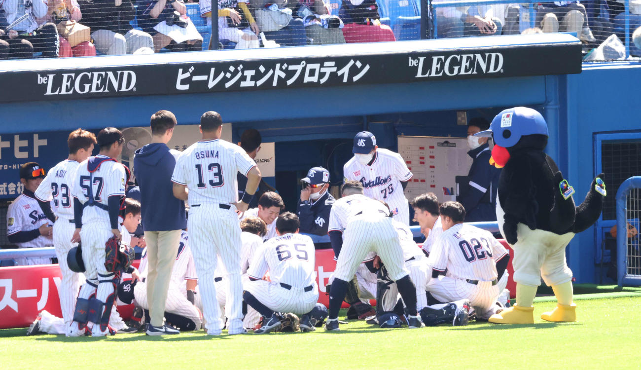 ヤクルト対阪神　試合前円陣を組むヤクルトの選手たち（撮影・河田真司）