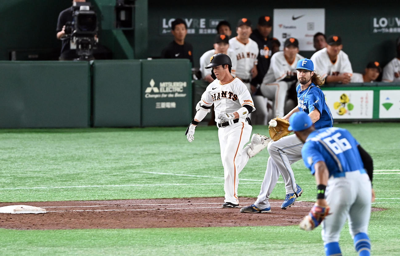巨人対日本ハム　2回裏巨人無死、重信の打球を一塁手万波がさばくもガントへの送球が逸れ、一塁内野安打とされる（撮影・たえ見朱実）