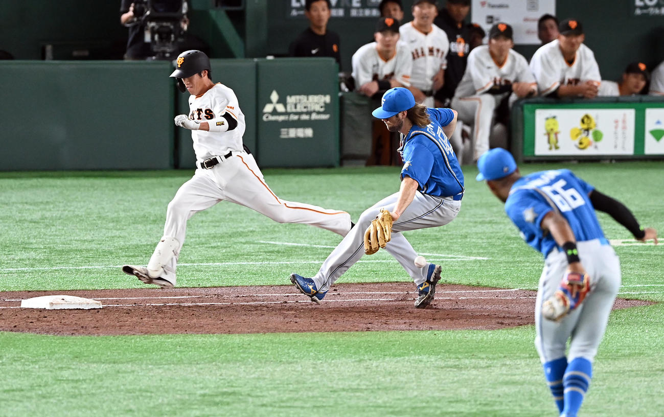 巨人対日本ハム　2回裏巨人無死、重信の打球を一塁手万波がさばくもガントへの送球が逸れ、一塁内野安打とされる（撮影・たえ見朱実）