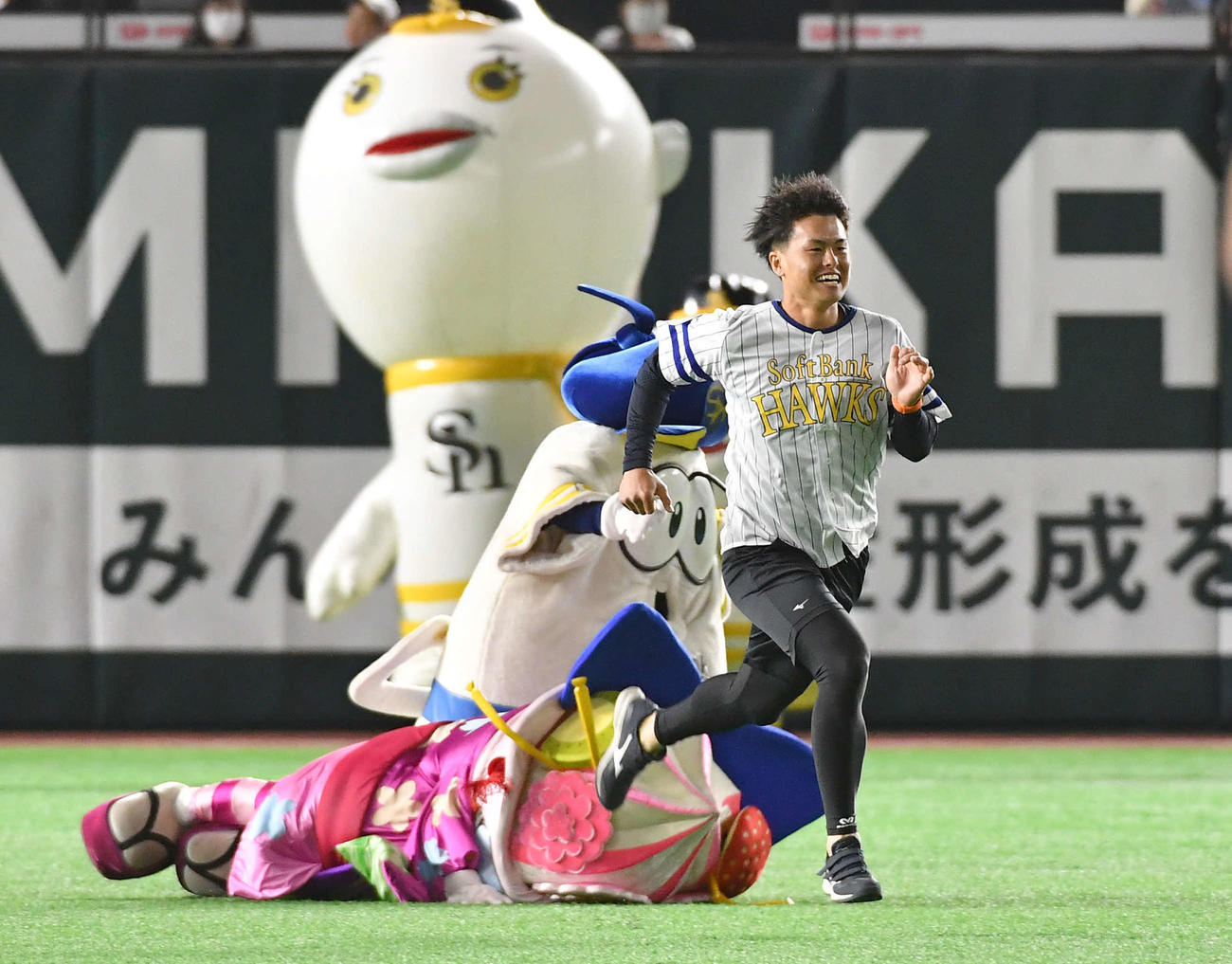 ソフトバンク対DeNA　西宮神社福男選びで今年の一番福となった植本亮太さんは、セレモニアルピッチのマウンドへセンターから駆け出す（撮影・岩下翔太）