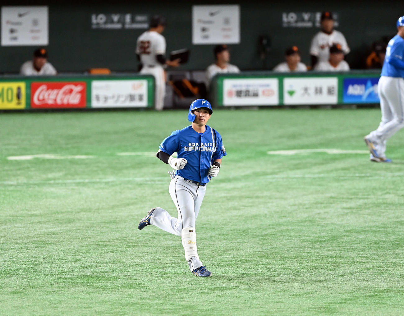 巨人対日本ハム　7回表日本ハム1死二塁、右越えに2点本塁打を放った上川畑（撮影・たえ見朱実）