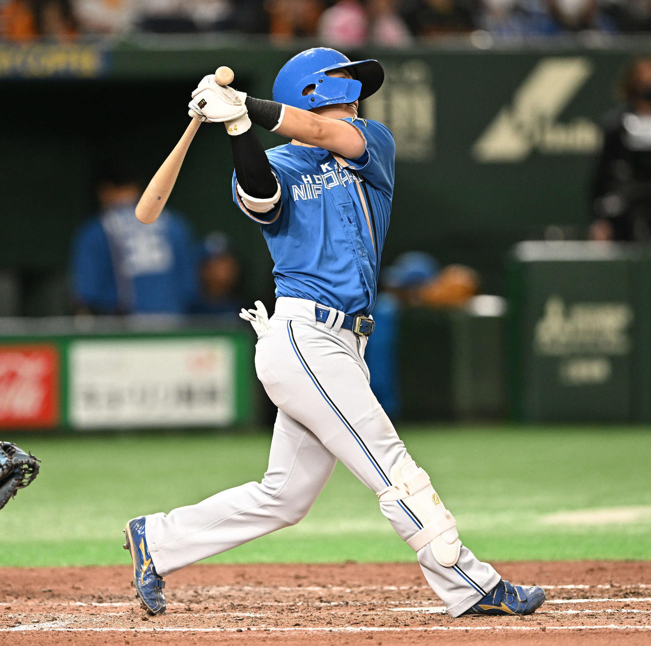 巨人対日本ハム　7回表日本ハム1死二塁、上川畑は右越え2点本塁打を放つ（撮影・滝沢徹郎）