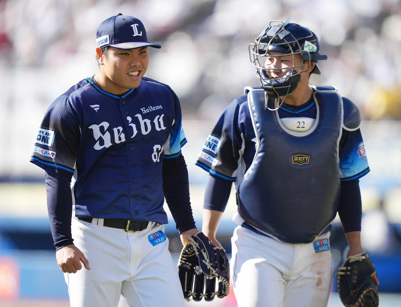 ロッテ対西武　6回裏を終え、笑顔でベンチへ戻る西武平良。右は古賀（撮影・鈴木みどり）