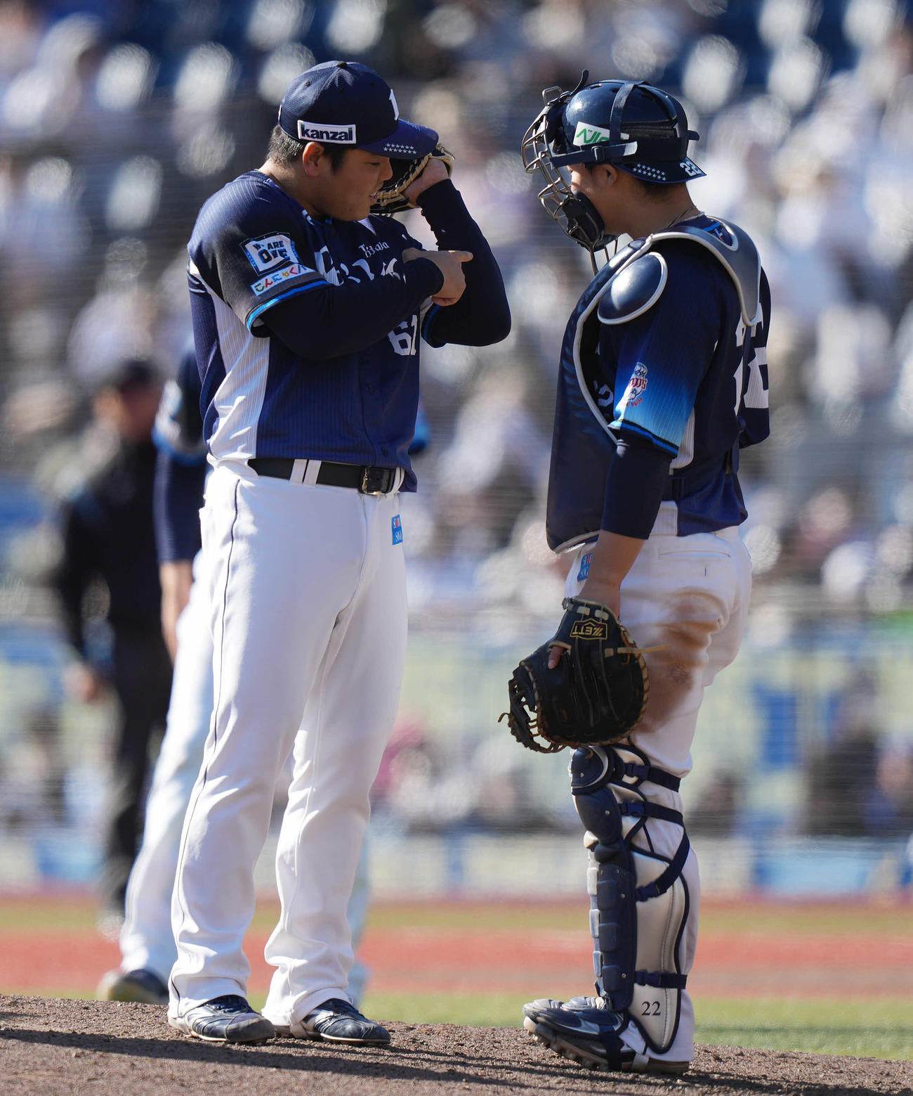 ロッテ対西武　6回裏、山口の打球が当たった所を気にする西武平良（左）（撮影・鈴木みどり）