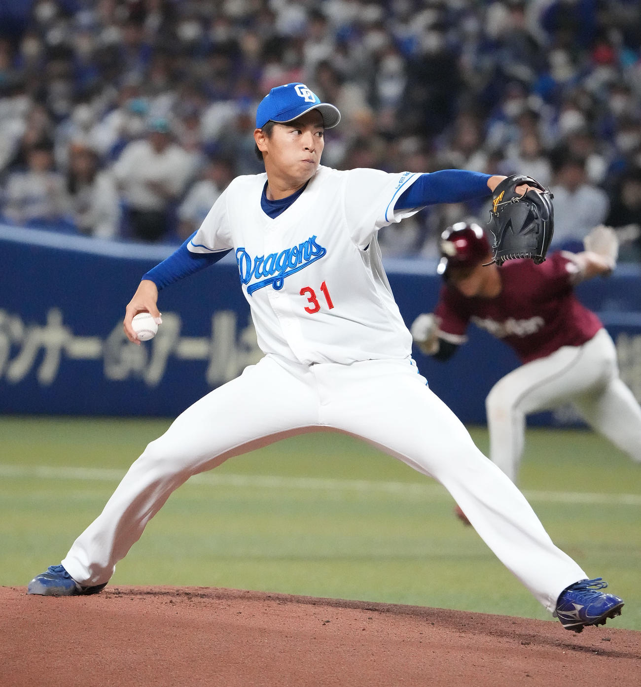 中日対楽天　1回表、登板する中日先発の仲地（撮影・森本幸一）