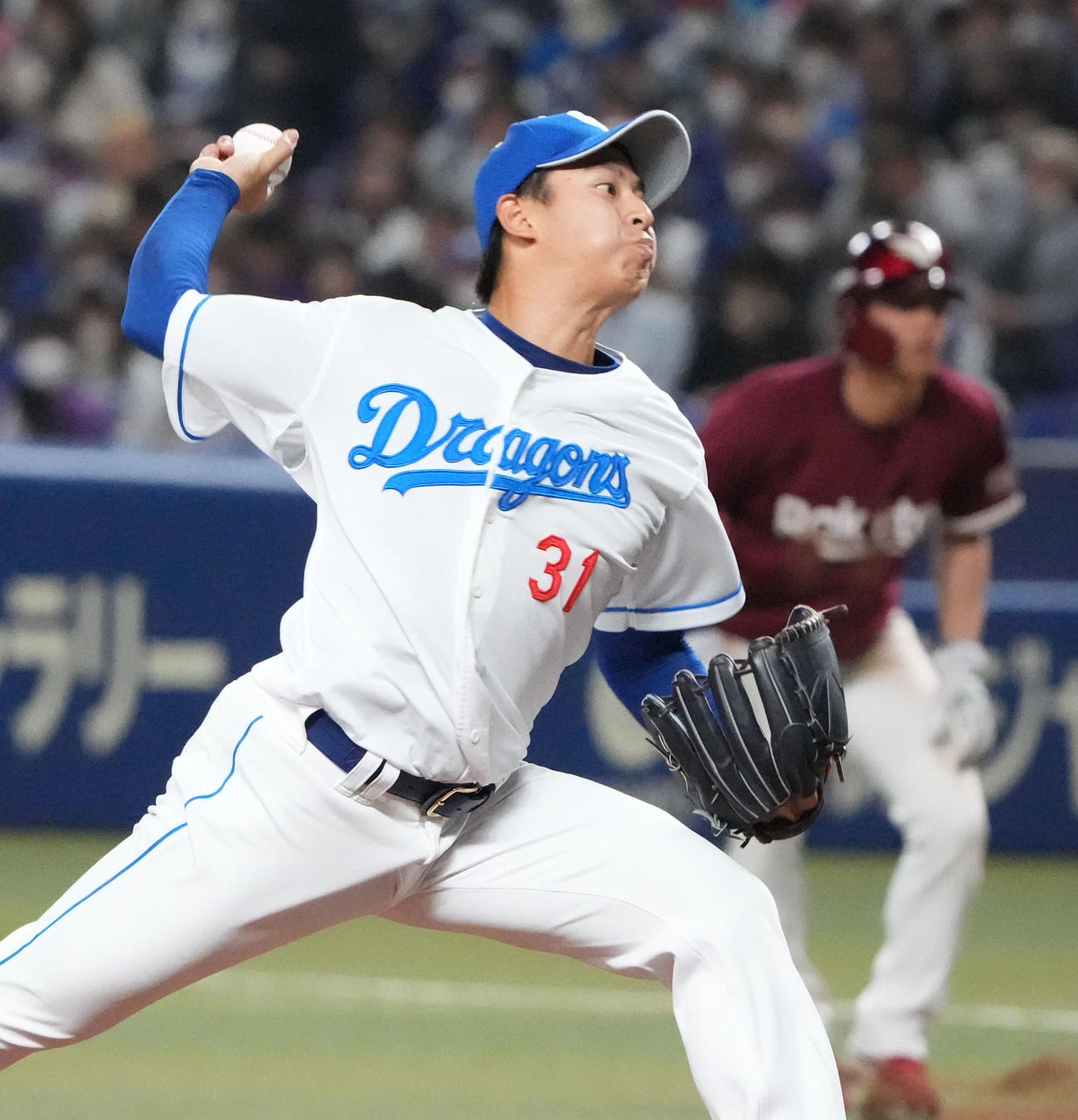 中日対楽天　1回表、登板する中日先発の仲地（撮影・森本幸一）