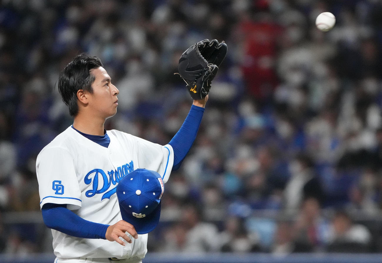 中日対楽天　1回表楽天2死一、二塁、帽子を取り主審からボールを受け取る仲地（撮影・森本幸一）