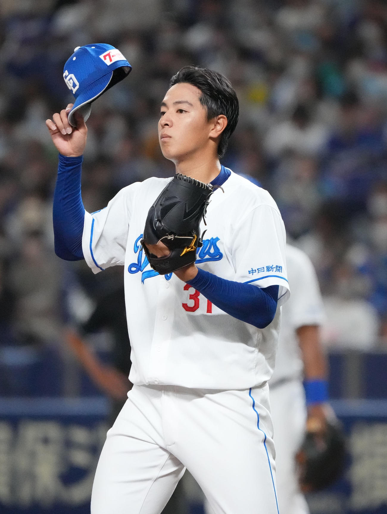 中日対楽天　1回表楽天2死一、二塁、帽子を取り主審からボールを受け取る仲地（撮影・森本幸一）