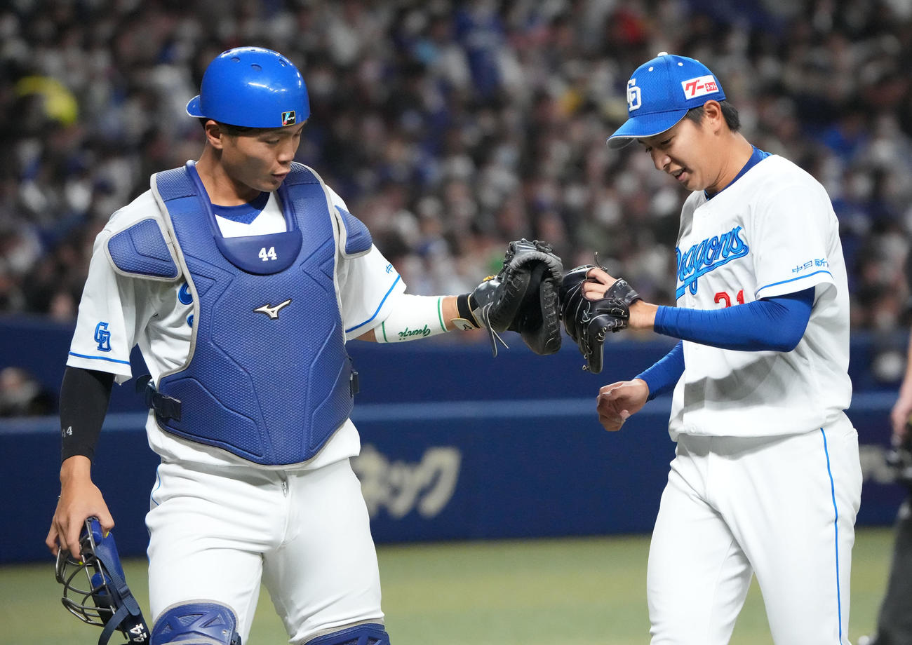 中日対楽天　2回表楽天攻撃終了、郡司とタッチを交わしベンチへ戻る仲地（右）（撮影・森本幸一）