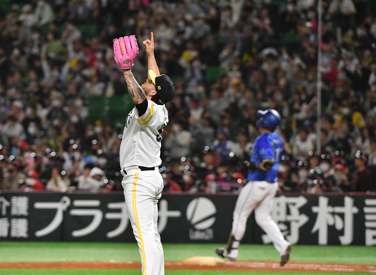ソフトバンク対DeNA 9回表DeNA2死、蝦名（右）を右飛に抑えて試合を締め、ポーズを決めるオスナ（撮影・岩下翔太）