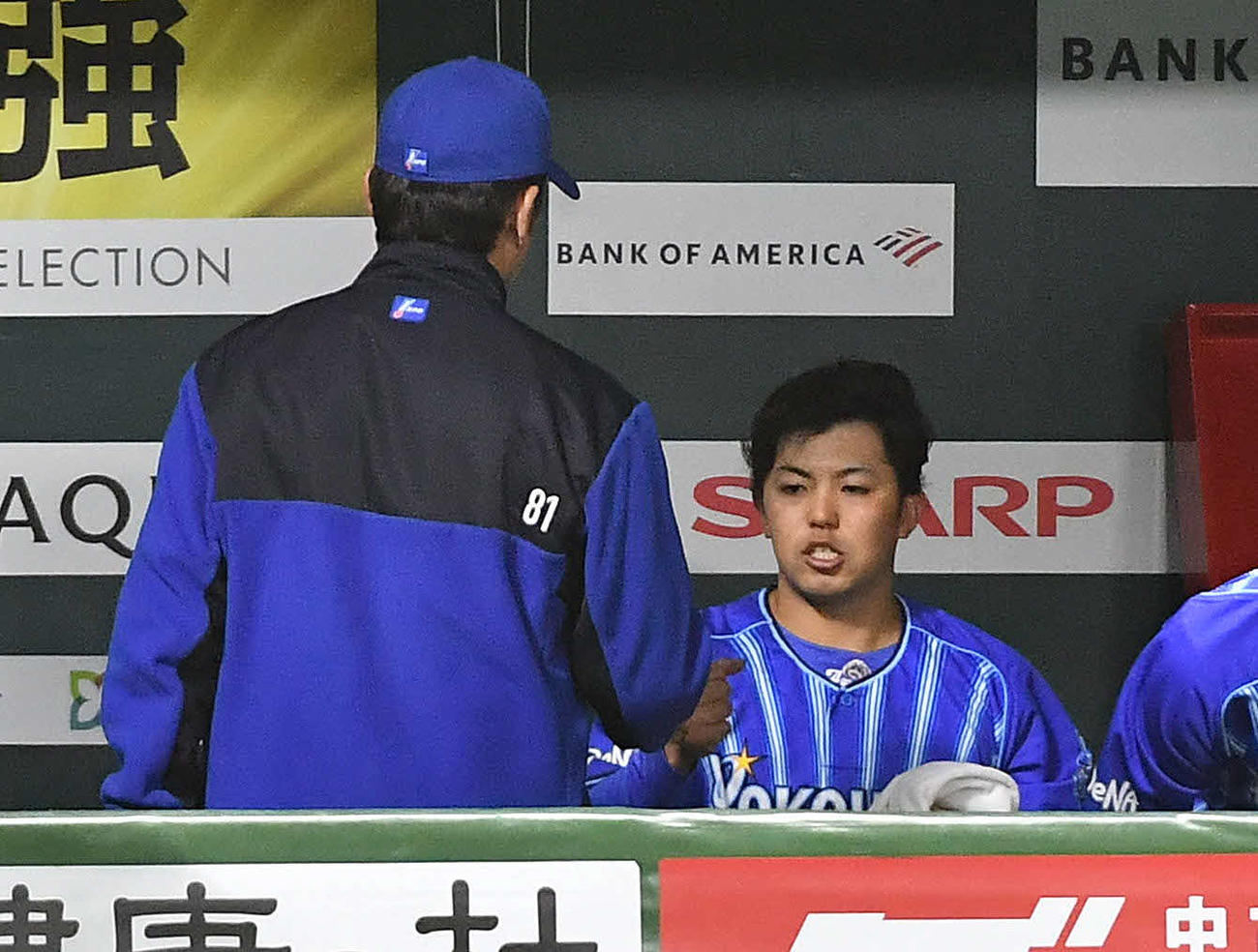 ソフトバンク対DeNA 6回を投げ無失点の東（右）は、ベンチで三浦監督とグータッチを交わす（撮影・岩下翔太）