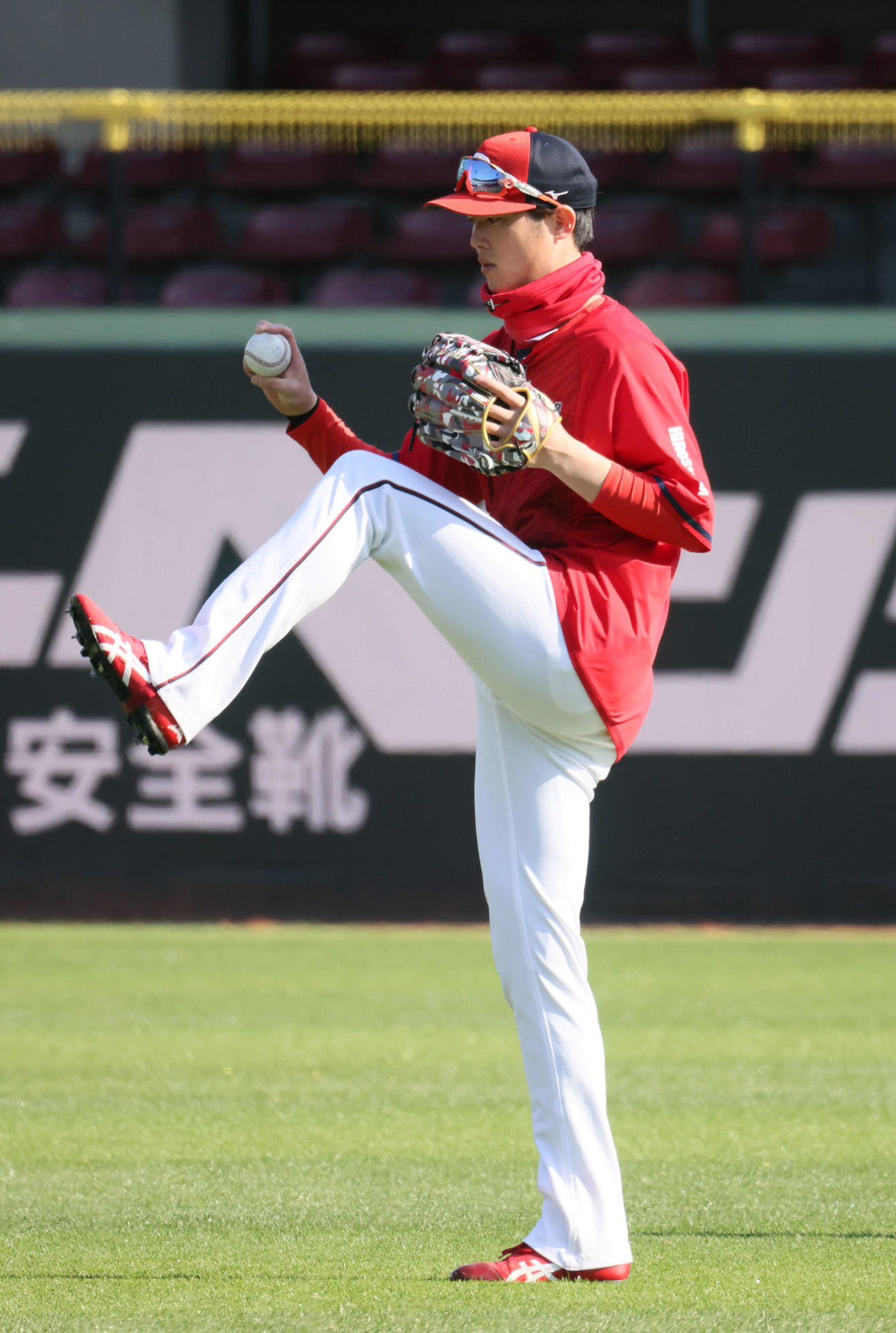 オープン戦広島対オリックス　試合前練習で足を上げてキャッチボールをする広島森下（撮影・加藤孝規）