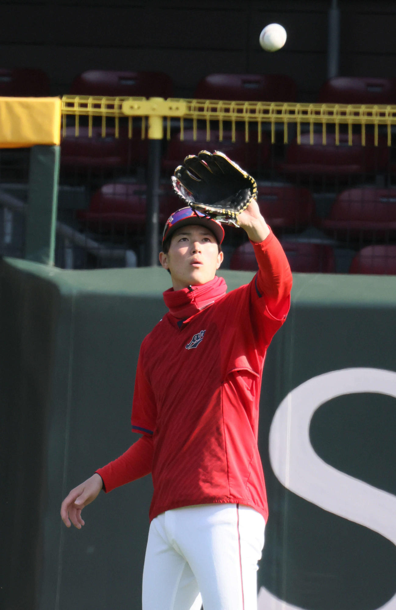 オープン戦広島対オリックス　試合前練習でキャッチボールをする広島森下（撮影・加藤孝規）