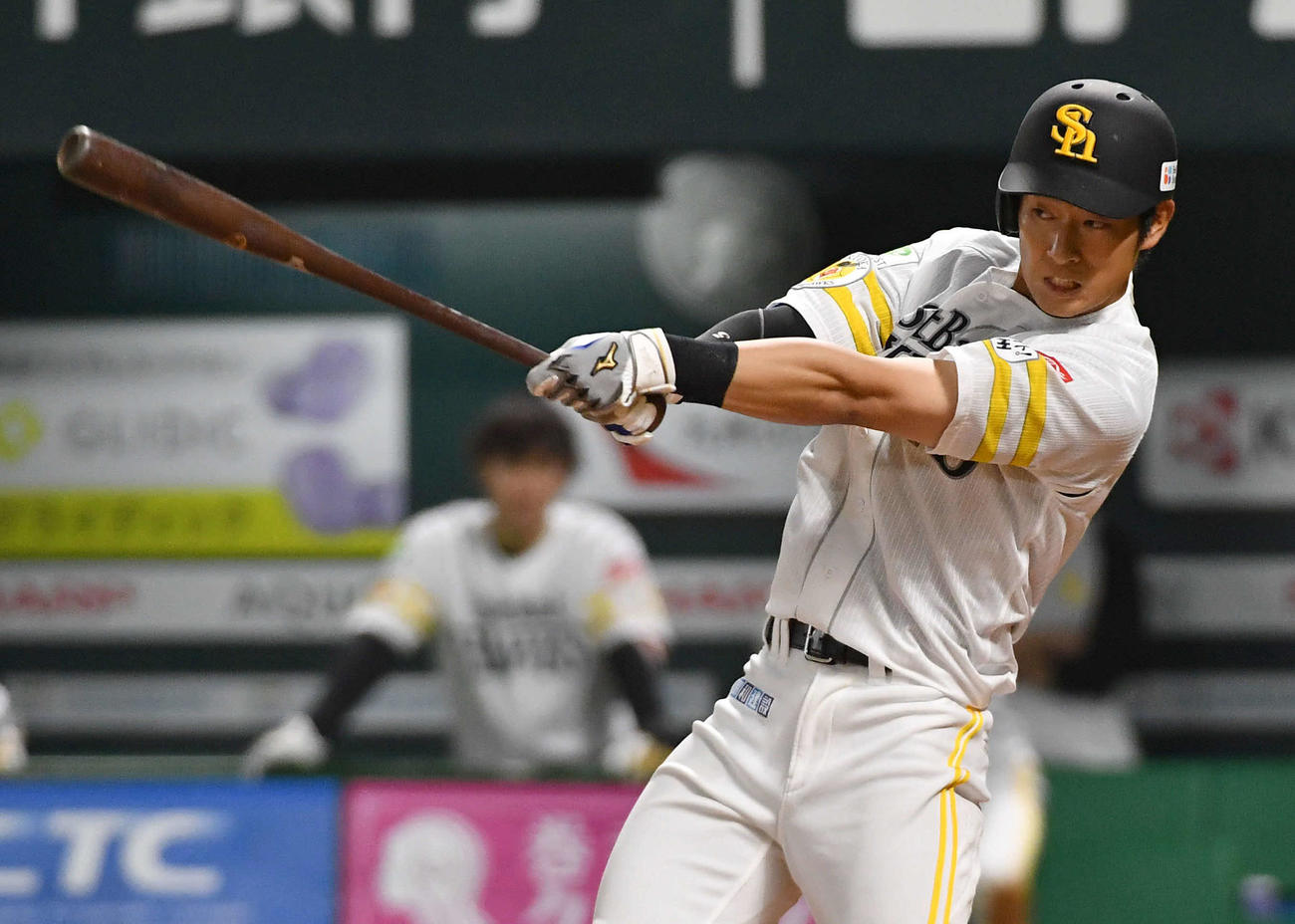 ソフトバンク対DeNA 8回裏ソフトバンク2死満塁、上林は右前へ勝ち越しの2点適時打を放つ（撮影・岩下翔太）