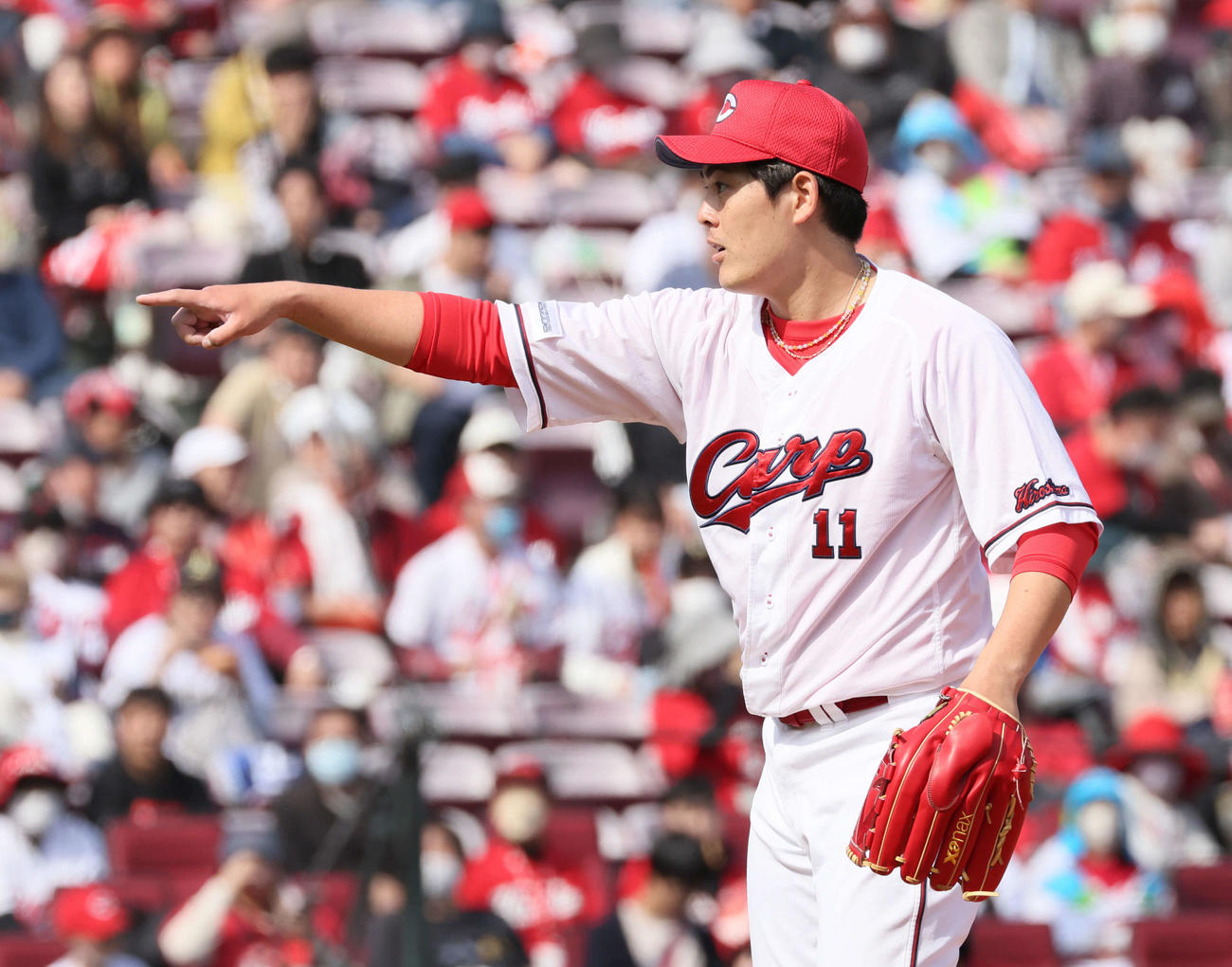 広島対オリックス　5回表オリックス2死、打者野口の時、指を刺す広島九里（撮影・加藤孝規）