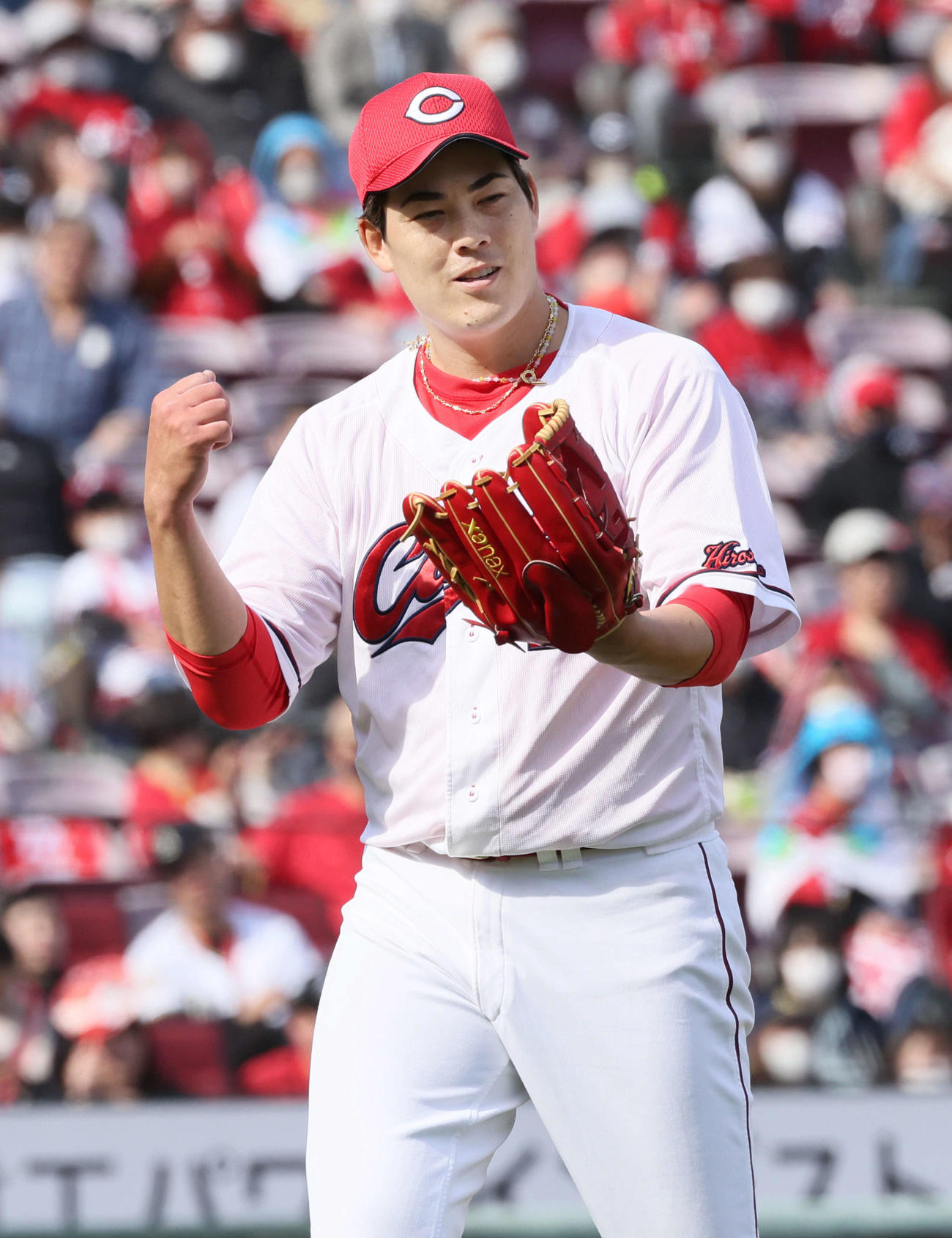 オープン戦広島対オリックス　7回表オリックス2死二塁、若月を内野ゴロに打ち取り、グラブをたたきながらベンチに引き揚げる広島先発の九里（撮影・加藤孝規）