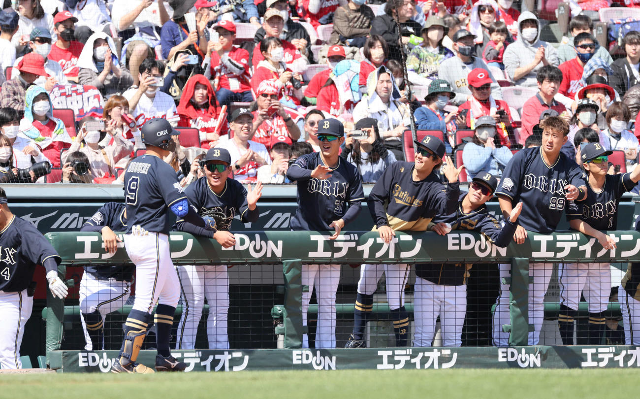 オープン戦広島対オリックス　1回表オリックス無死、先制中越え弾を放った野口を迎えるナインら（撮影・加藤孝規）