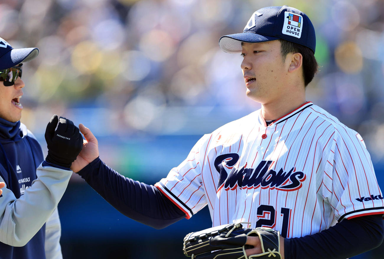 ヤクルト対阪神　5回表阪神の攻撃を抑えた吉村（右）はナインとグータッチ（撮影・浅見桂子）