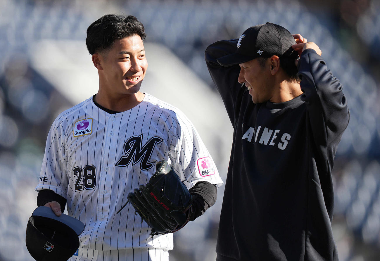 ロッテ対西武　西武に勝利し、笑顔のロッテ菊地（左）と高野（撮影・鈴木みどり）