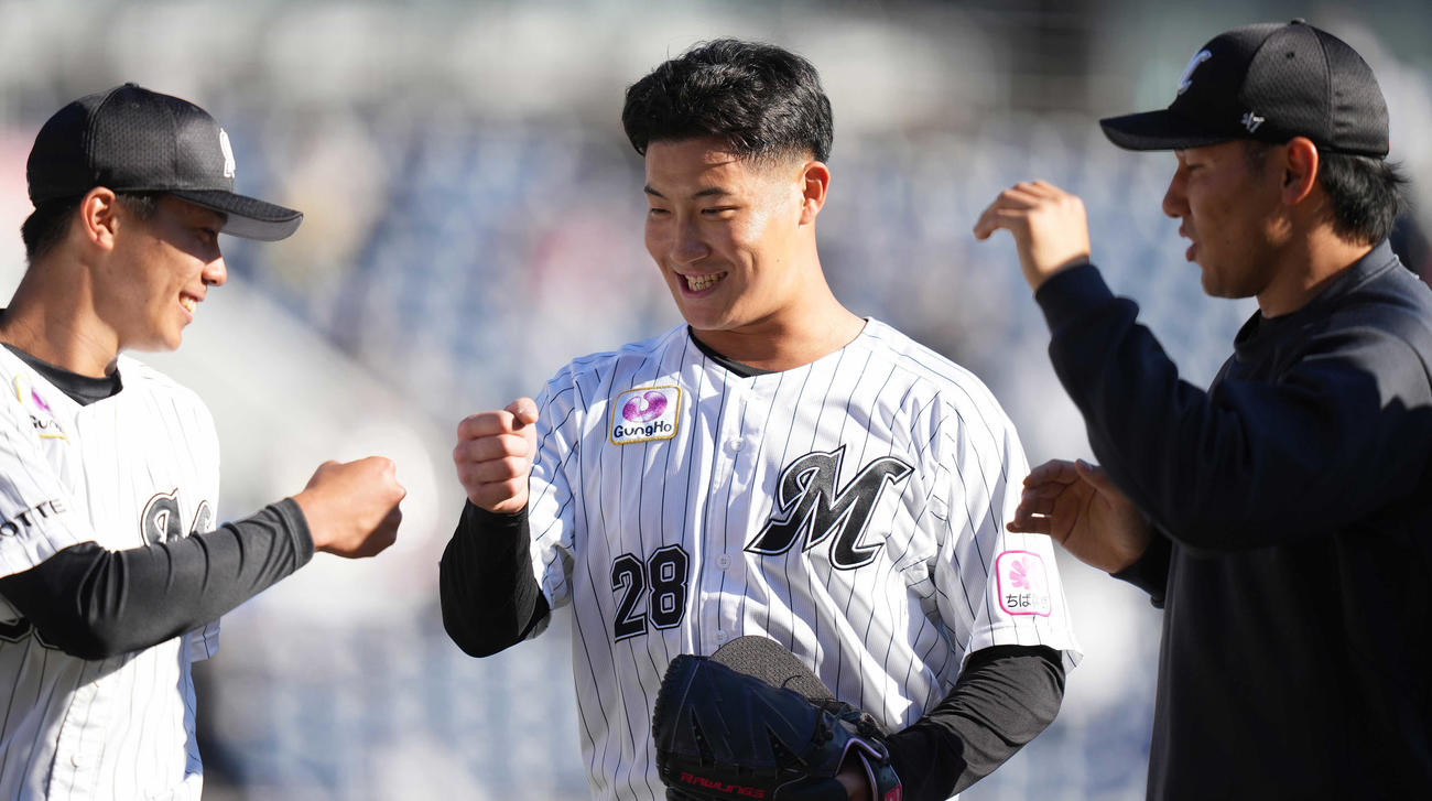 ロッテ対西武　西武に勝利しタッチを交わすロッテの、左から金田、菊地、高野（撮影・鈴木みどり）