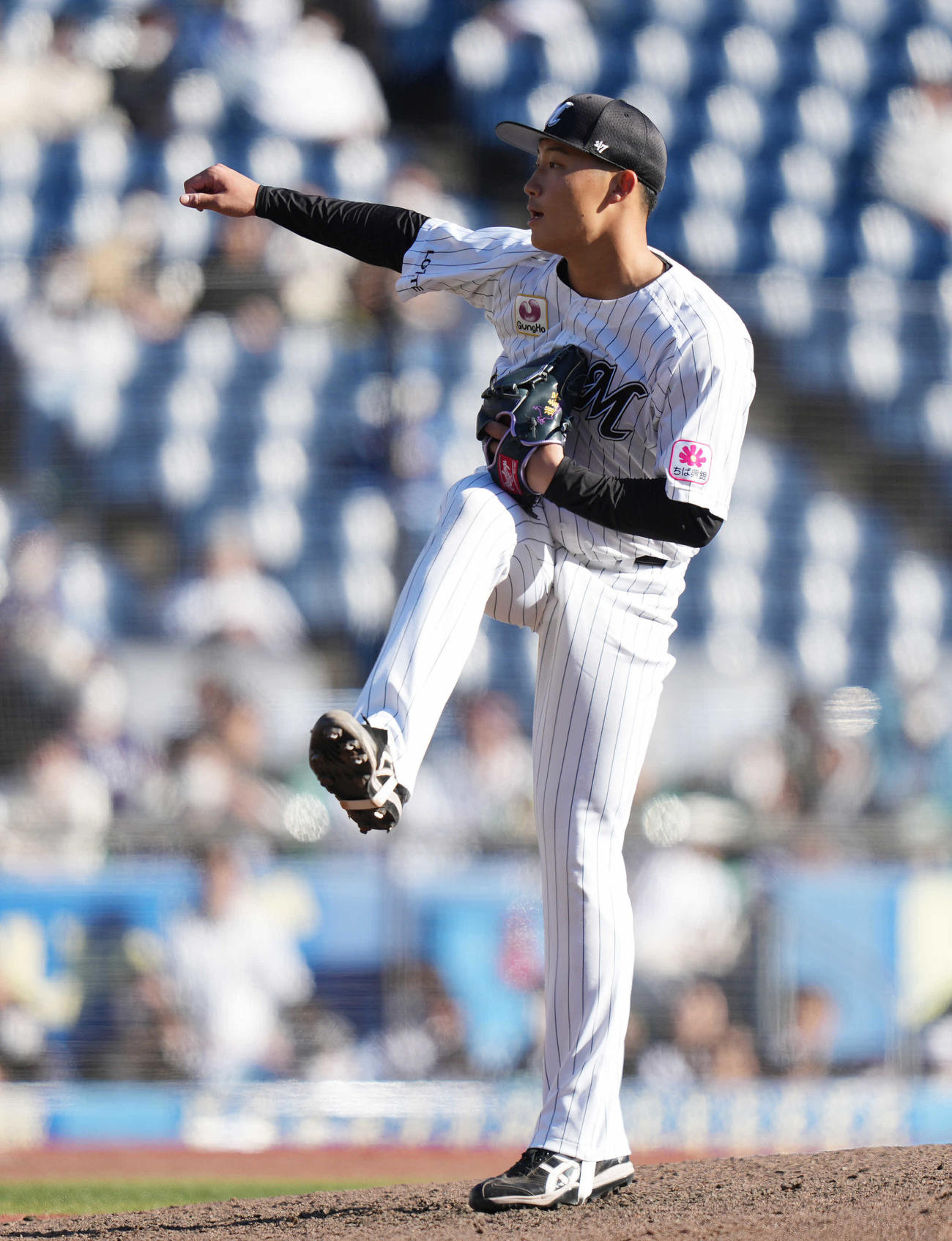 ロッテ対西武　9回表から4番手で登板したロッテ菊地（撮影・鈴木みどり）