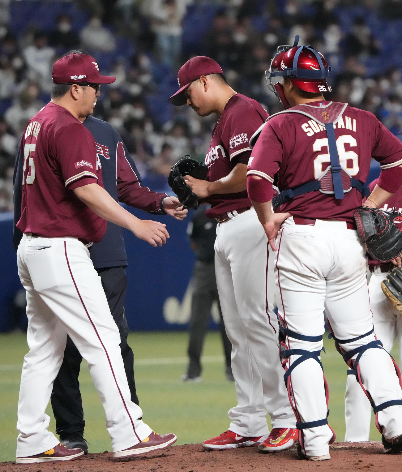 中日対楽天　5回裏中日1死一、二塁、マウンドを降りるバニュエロス（中央）（撮影・森本幸一）