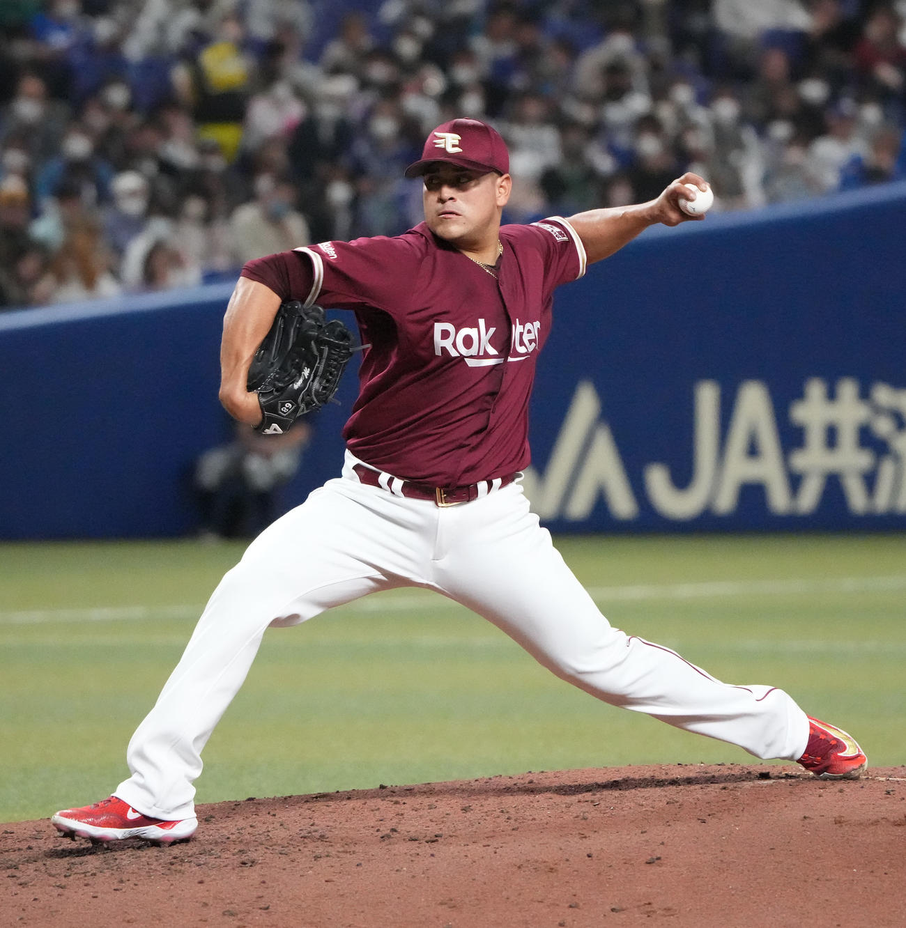 中日対楽天　2回裏、力投する楽天先発のバニュエロス（撮影・森本幸一）