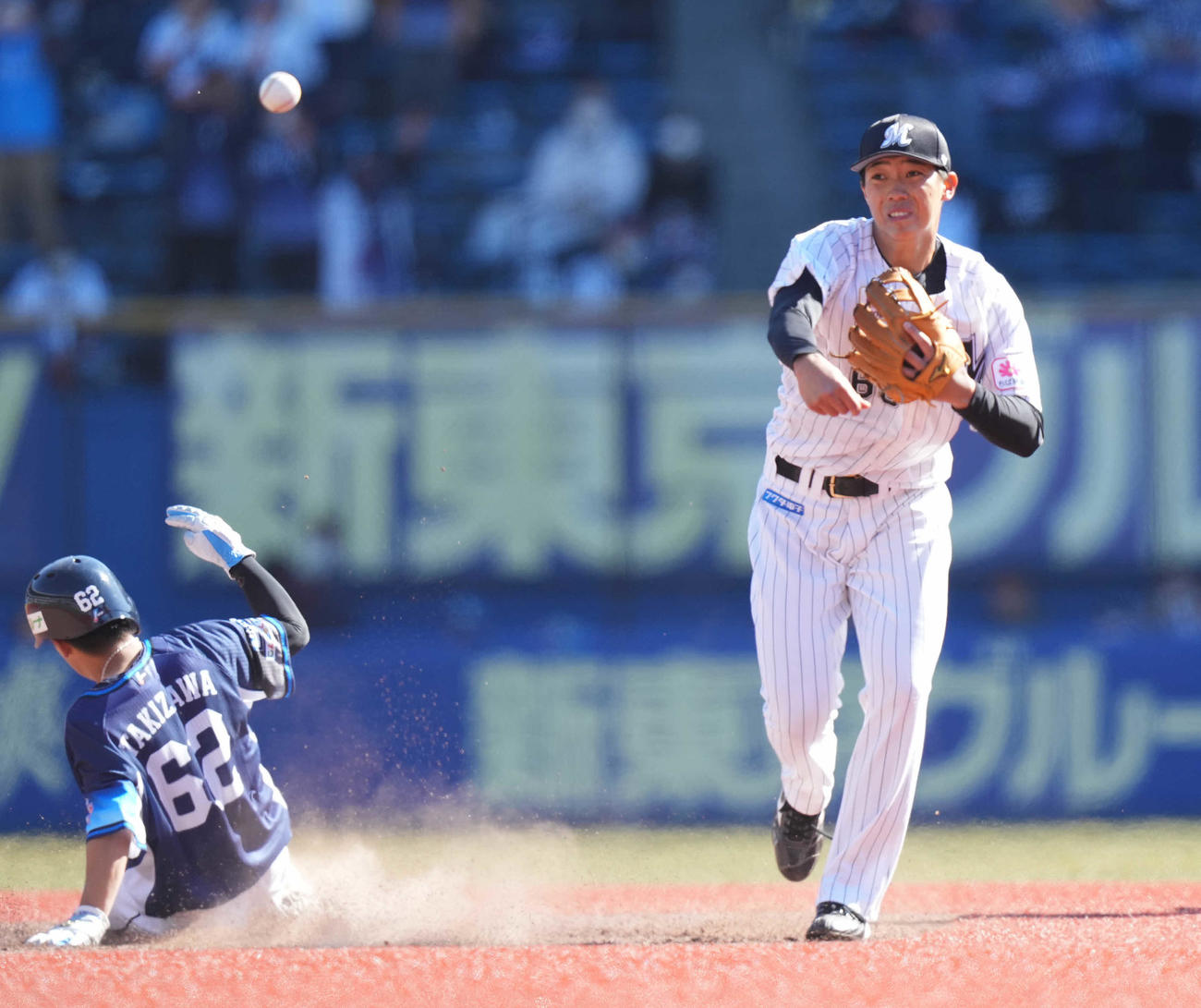 ロッテ対西武　5回表西武1死一塁、金子の二ゴロを一塁へ送球し、併殺に仕留める遊撃手金田（撮影・鈴木みどり）