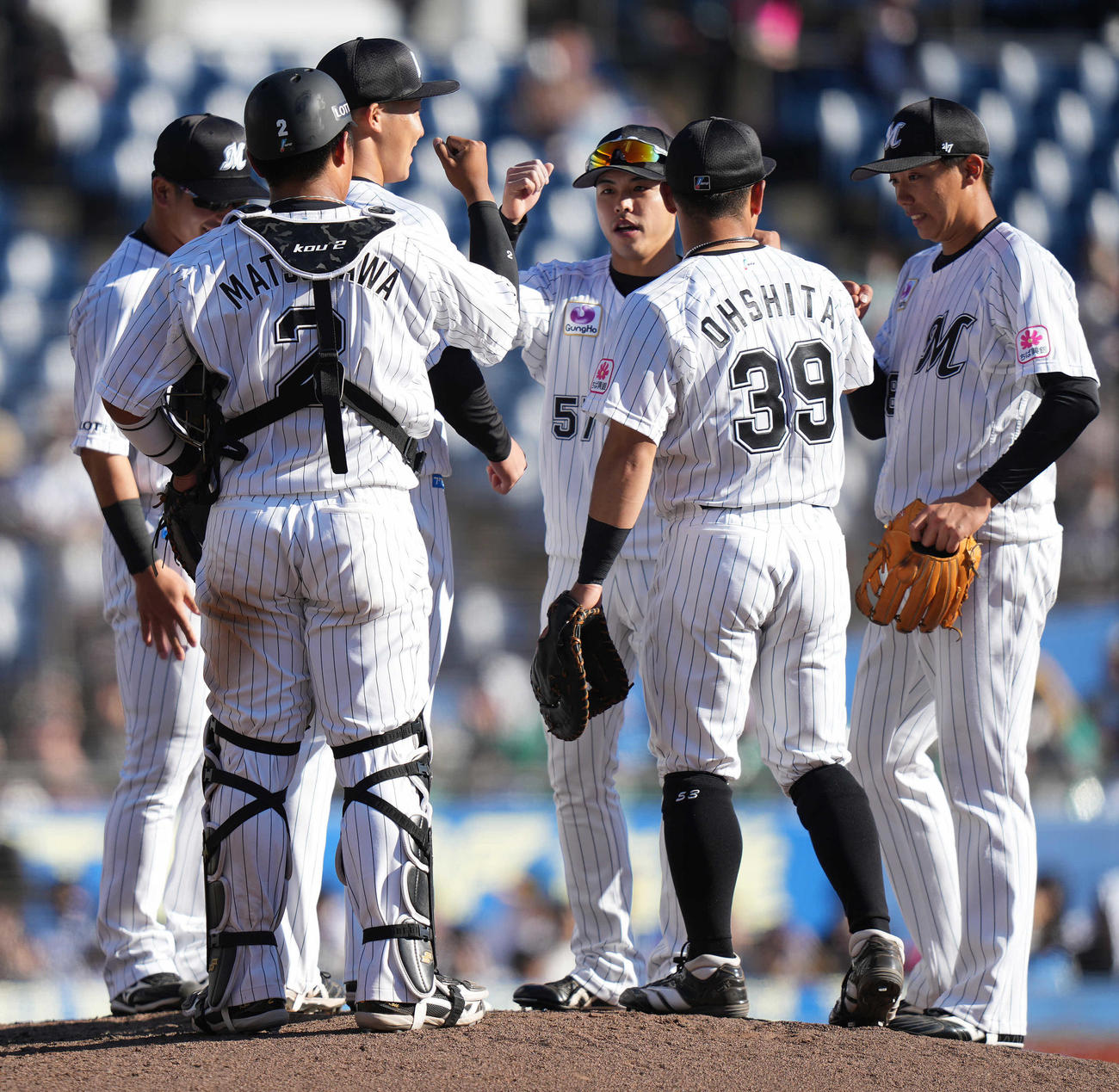ロッテ対西武　西武に勝利しタッチを交わす金田（右）らロッテナイン（撮影・鈴木みどり）